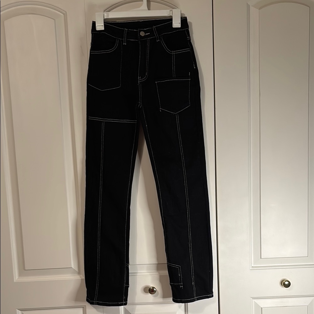 Pre-loved Women's Jeans in black with white stitching in size small.
